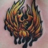 el tatuaje pequeño de la ave fenix en las llamas de fuego