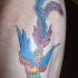 el tatuaje pequeño de la ave fenix colorada