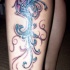 el tatuaje de la ave fenix morada en la pierna