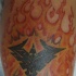 el tatuaje de hombro con la ave fenix en las llamas de fuego