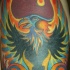 el tatuaje de hombro con la ave fenix hecho en muchos colores