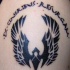 Tatuaje de fenix y palabras ex cinerbus resurgam