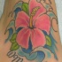 tatuaje de la flor rosa hibisco en el mar