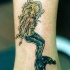 el tatuaje de una sirena con pelo amarillo
