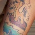 el tatuaje estilo caricatura con un gato pirata en el mar