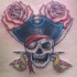 el tatuaje de la calavera del capitan pirata con cuchillos cruzados y rosas en el fondo
