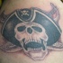 el tatuaje de la calavera del capitan pirata con cuchillo cruzados