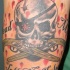 Cranio pirato con pistole incrociate tatuaggio