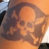 el tatuaje de la bandera pirata con calavera en tinta negra