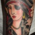 el tatuaje de la mujer pirata hecho en color