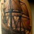 el tatuaje de un barco hecho en la tinta negra