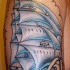 el tatuaje de una barco pirata con velas de color azul