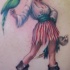 el tatuaje muy bonito de una chica irata con un cotorro hecho en color