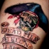 el tatuaje detallado con calavera de un capitan pirata