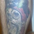 el tatuaje de la calavera del capitan pirata con una barba y bigotes