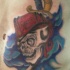 el tatuaje de la calavera pirata con una espada en el agua de mar hecho en color