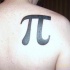 tatuaje en el hombro del símbolo del número Pi