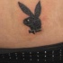 Tatuaje en la cadera, conejo de playboy diminuto