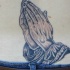 Muy detallado tatuaje manos en oración