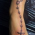 Tatuaje del rosario en tinta oscura