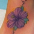 fiore elegante viola tatuaggio sul piede