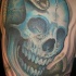Tatuaggio grande sul deltoide il teschio azzurro & il serpente