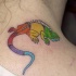 Tatouage du cou lézard couleurs arc-en-ciel