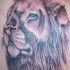 El tatuaje de la cabeza de un leon triste con ojos azules