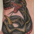 Tatuaggio colorato sul piede il serpente nero aggressivo