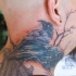 Corvo sul albero tatuaggio dettagliato tatuagio sul collo