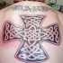 el tatuaje de la cruz celtica grande en la espalda