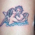 el tatuaje de dos angeles bebes dando el beso uno a otro en las nubes