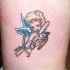 el tatuaje de un angel cupido hecho en color