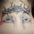 el tatuaje de los ojos de jesucristo con lagrimas hecho en la nuca