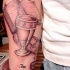 el tatuaje de una copa de vino el pan y las escrituras