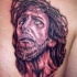 Gesu con corona di spine tatuaggio sulla spalla