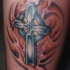 el tatuaje de la cruz celtica en el fuego