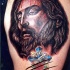 el tatuaje de jesucristo y una cruz