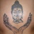 Testa di buddha e mani tatuaggio