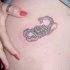 Tatouage de hanche petit scorpion