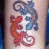 Tatouage danse des deux lezards rouge et bleu