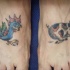 Coq courant pour le cochon tatouage sur les deux pieds