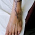 Simple tatuaje del rosario en el pie