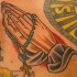 Rosario en las manos rezando tatuaje clásico