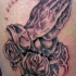 Tatuaje de las manos rezando y las rosas