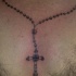 el tatuaje realista de un rosario en el cuello
