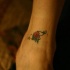 Muy elegante tatuaje de rosa en tobillo