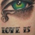 triste tatuaggio occhio verde con amore e la scrittura del dolore