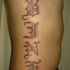 Tatuaggio sul fianco la scritta a lettere grande