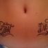 Tatuaggio sulla pancia due scritte stilizzate 